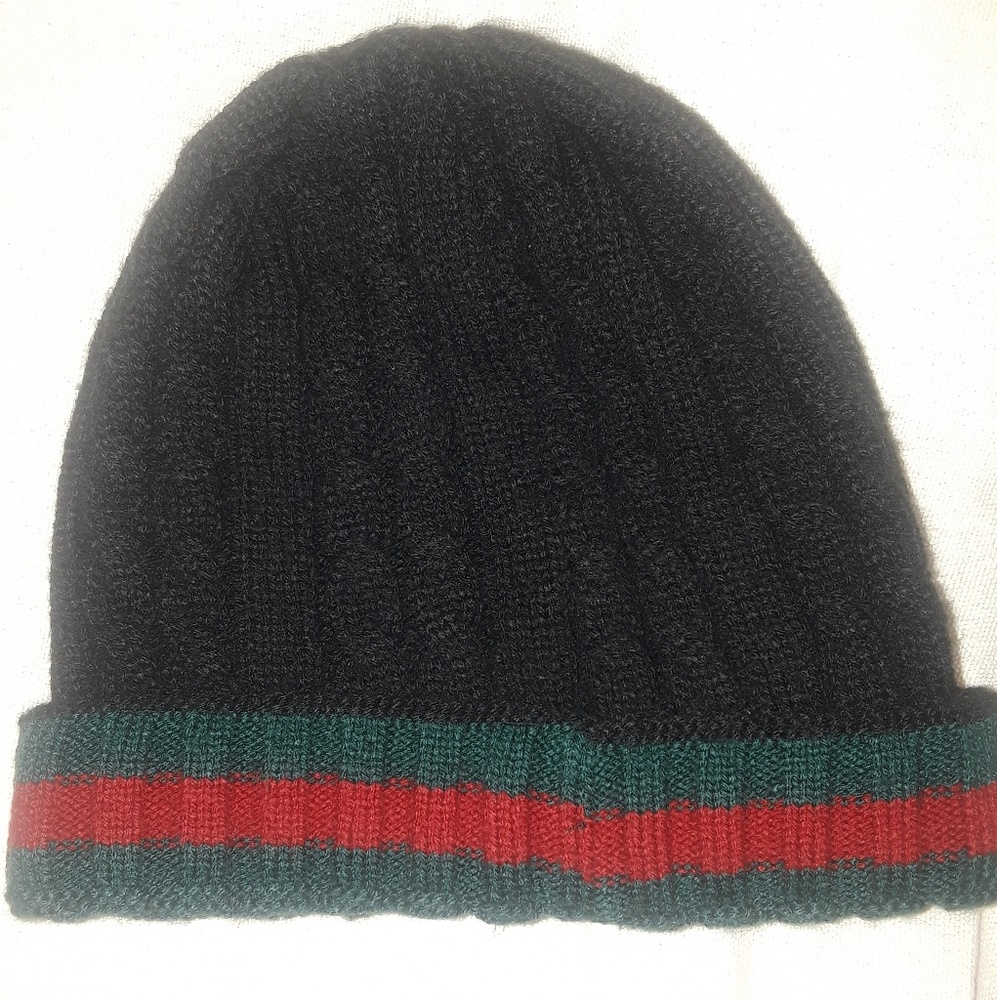 Knitted beanie red and green stripes